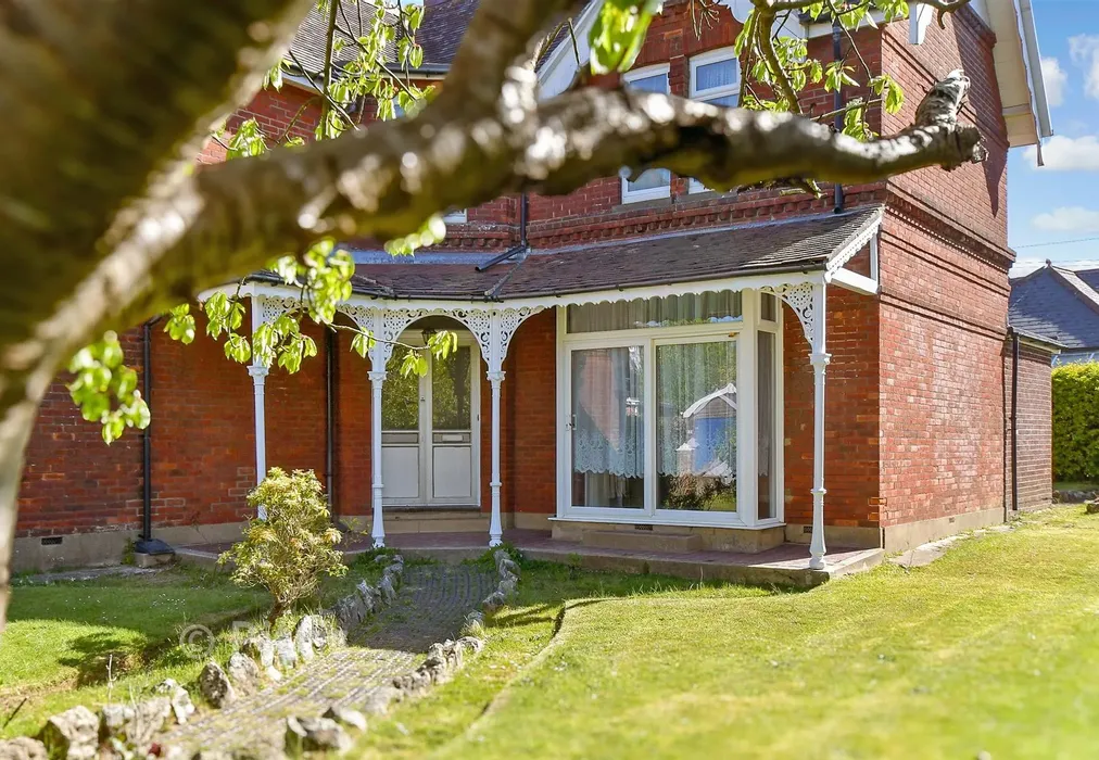 External Lifestyle Photograph - Arthurs Hill, Shanklin, Isle of Wight - Wards of Kent