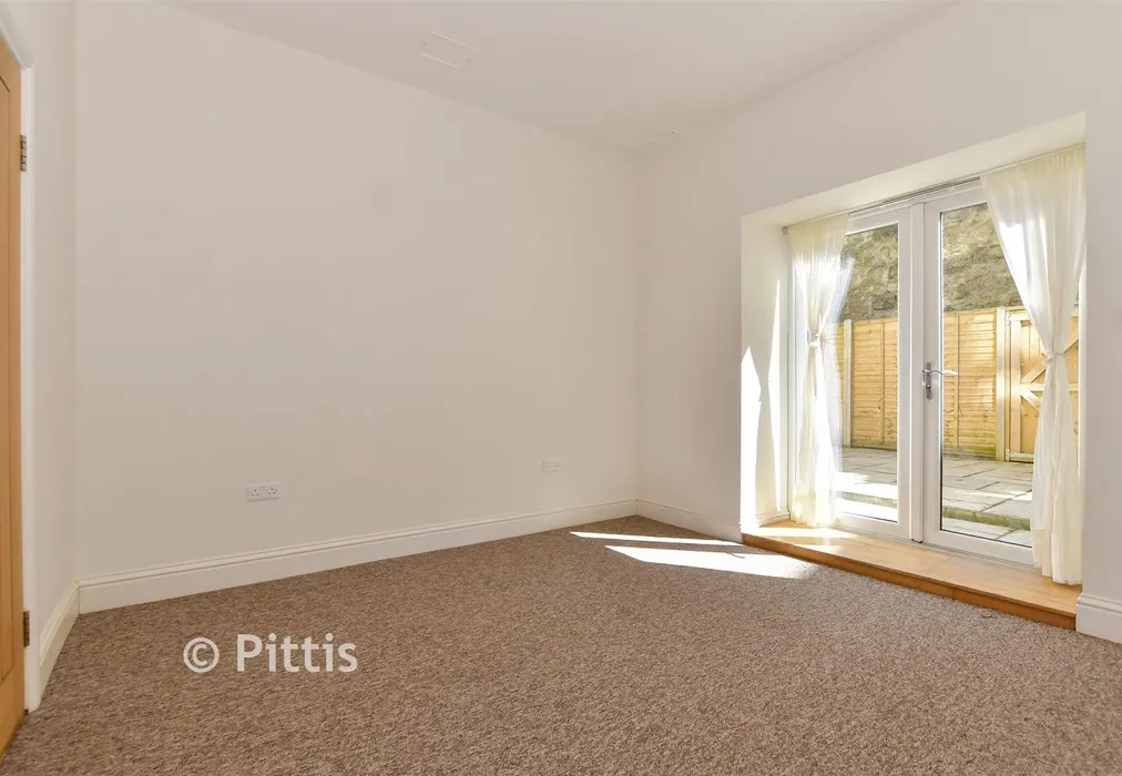 Bedroom 1 - Hambrough Road, Ventnor, Isle of Wight - Wards of Kent