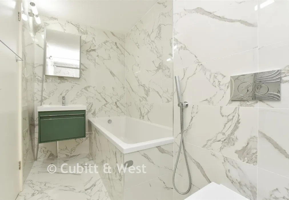 Bathroom - Woodcote Road, Wallington, Surrey - Wards of Kent