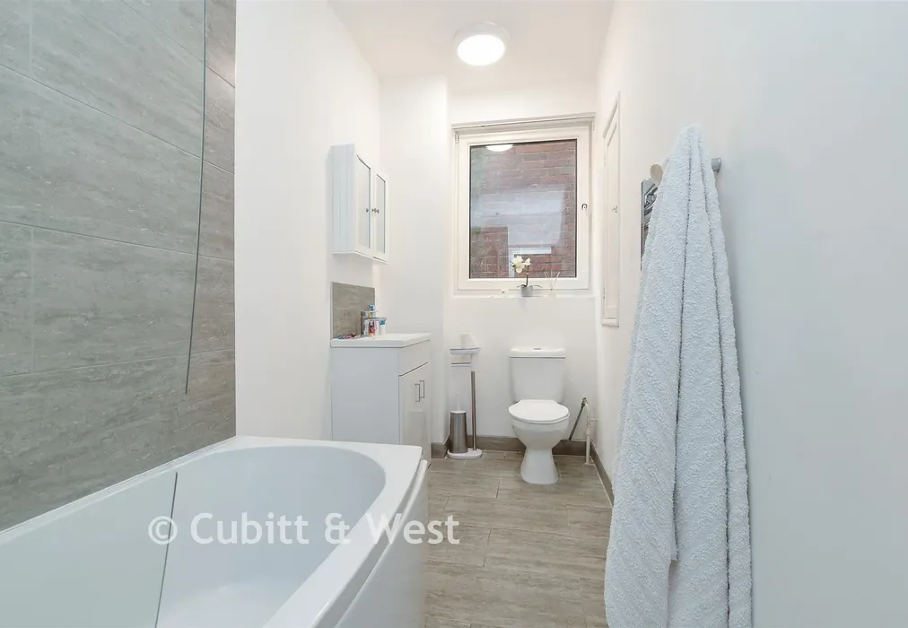 Bathroom - Yorke Road, Reigate, Surrey - Wards of Kent