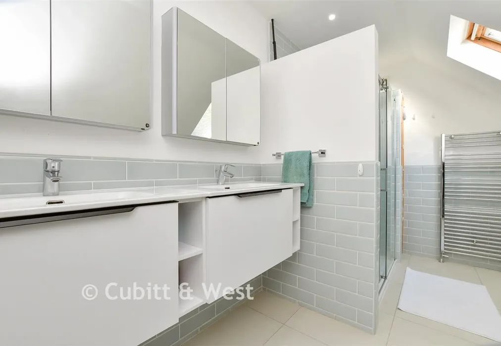 En-Suite Shower Room - Welcomes Road, Kenley, Surrey - Wards of Kent