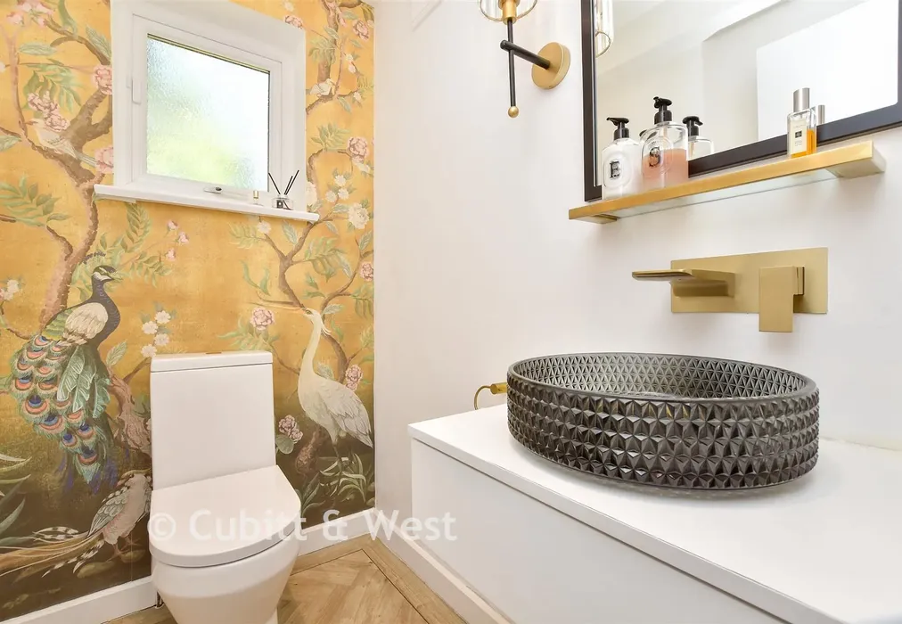 Cloakroom - Welcomes Road, Kenley, Surrey - Wards of Kent