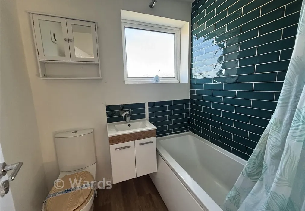 Bathroom - Wallers Road, Faversham, Kent - Wards of Kent