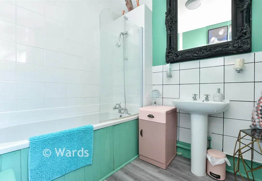 Bathroom - Ethelbert Road, Margate, Kent - Wards of Kent