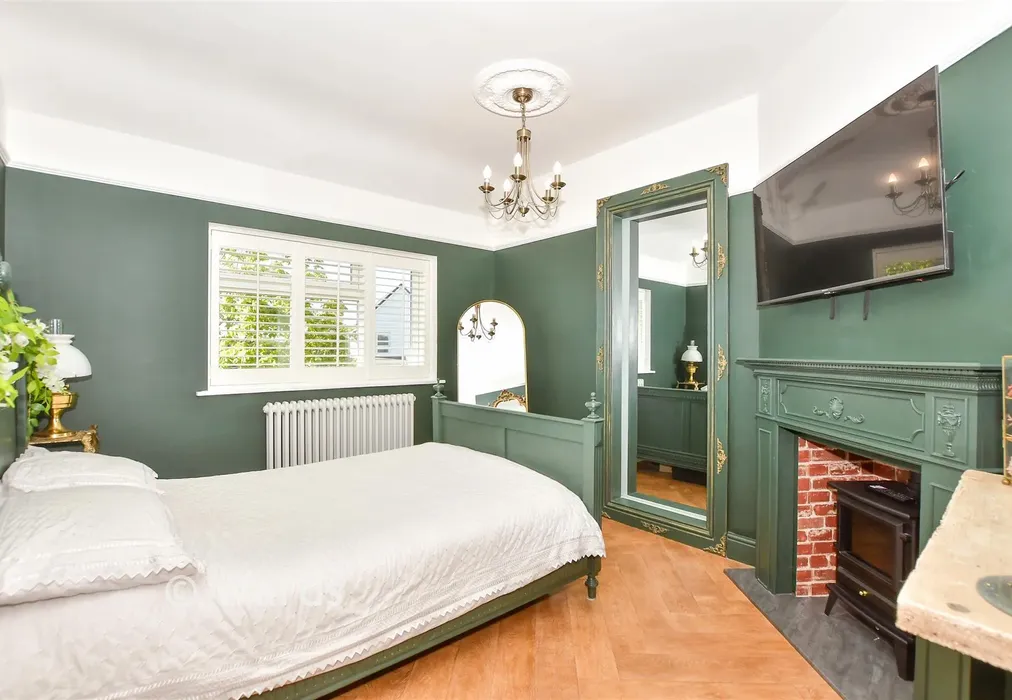 Bedroom 2 - Edinburgh Road, Isle of Grain, Kent - Wards of Kent