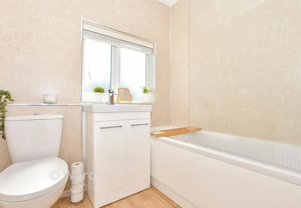 Bathroom - Edinburgh Road, Isle of Grain, Kent - Wards of Kent