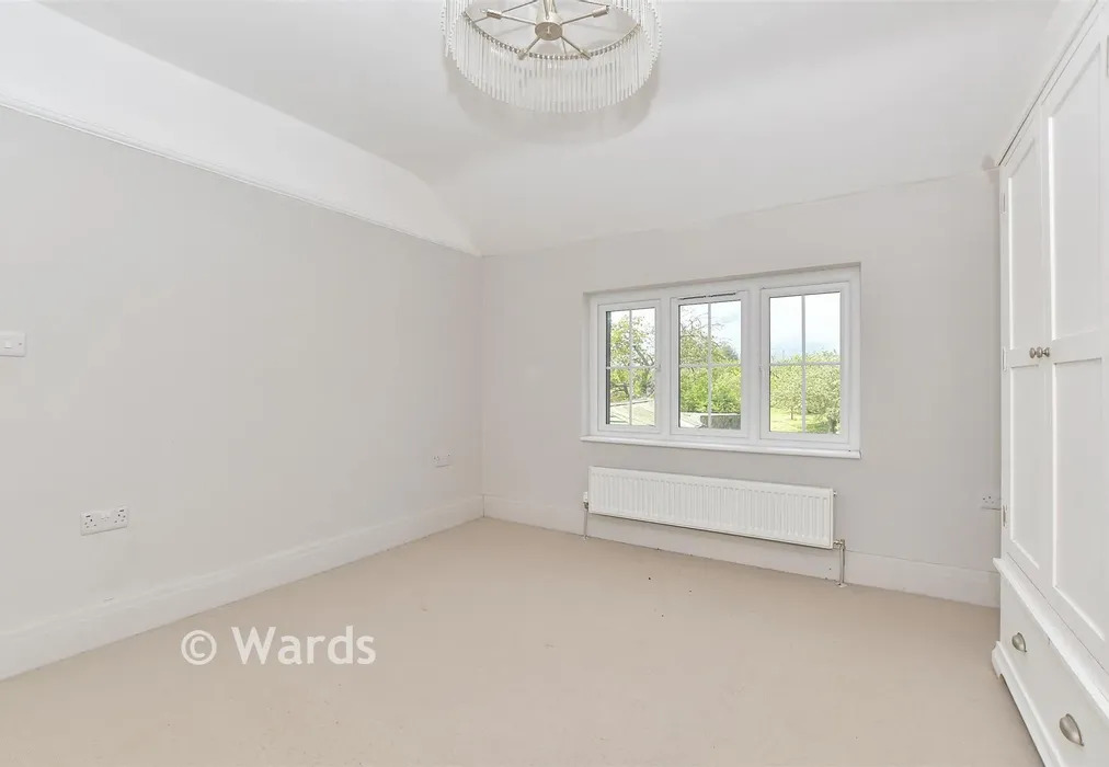 Bedroom 1 - Christopher Row, Lynsted, Kent - Wards of Kent