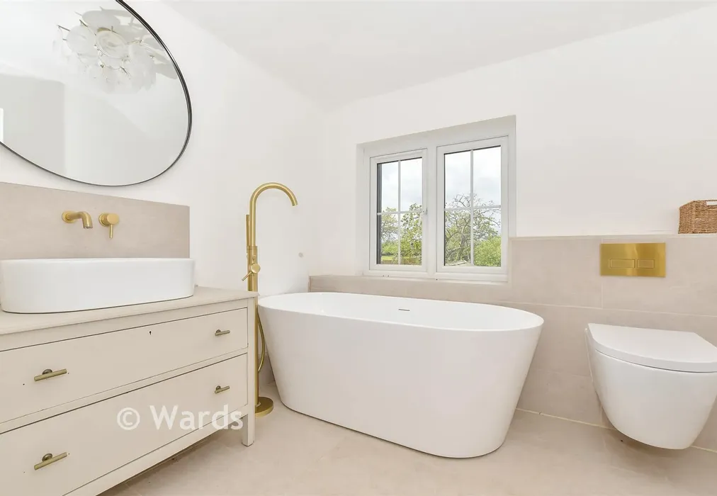 Bathroom - Christopher Row, Lynsted, Kent - Wards of Kent
