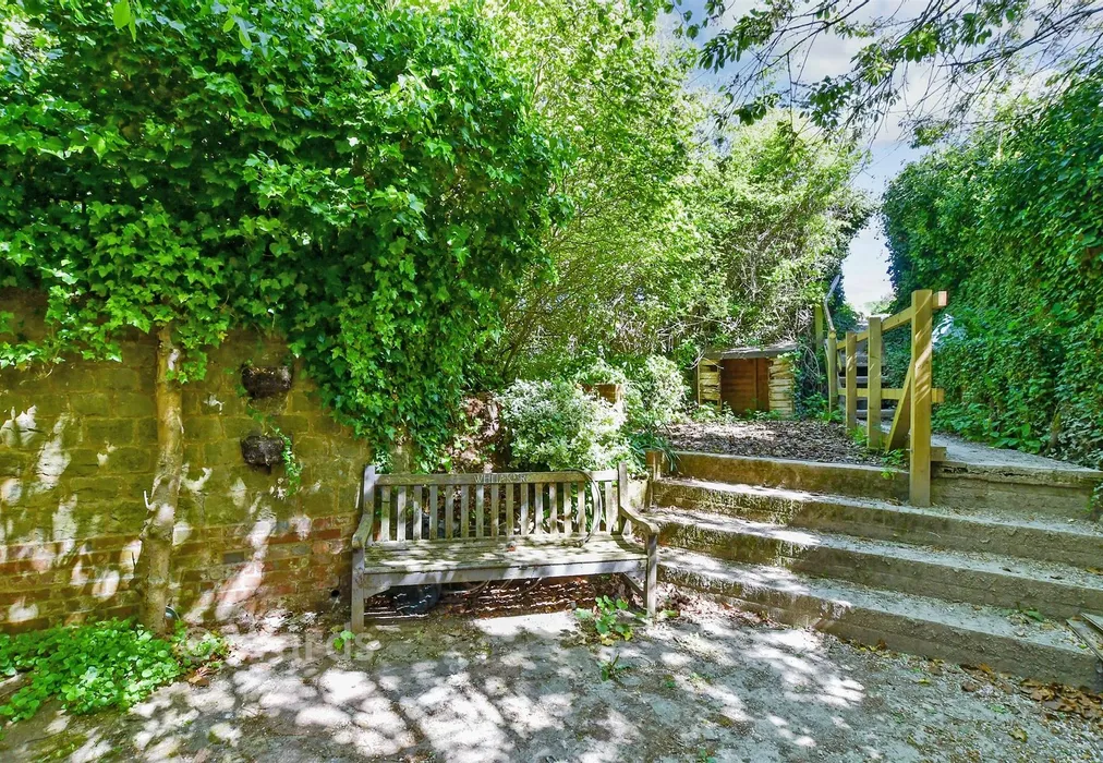 Side Garden - Church Lane, Trottiscliffe, West Malling, Kent - Wards of Kent