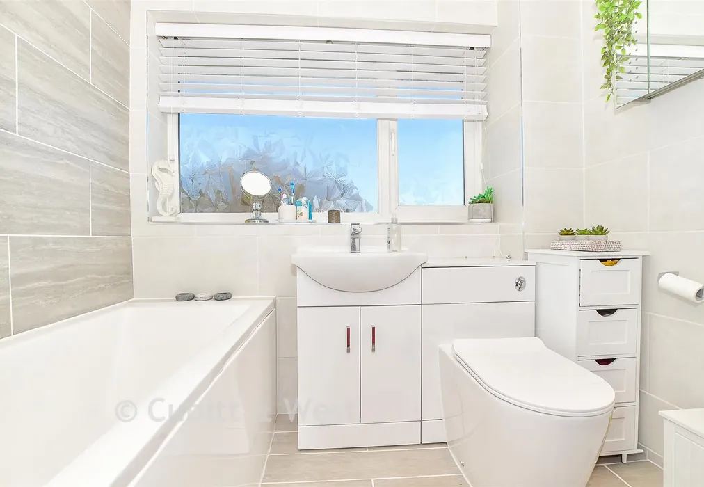Bathroom - Western Gardens, Crowborough, East Sussex - Wards of Kent
