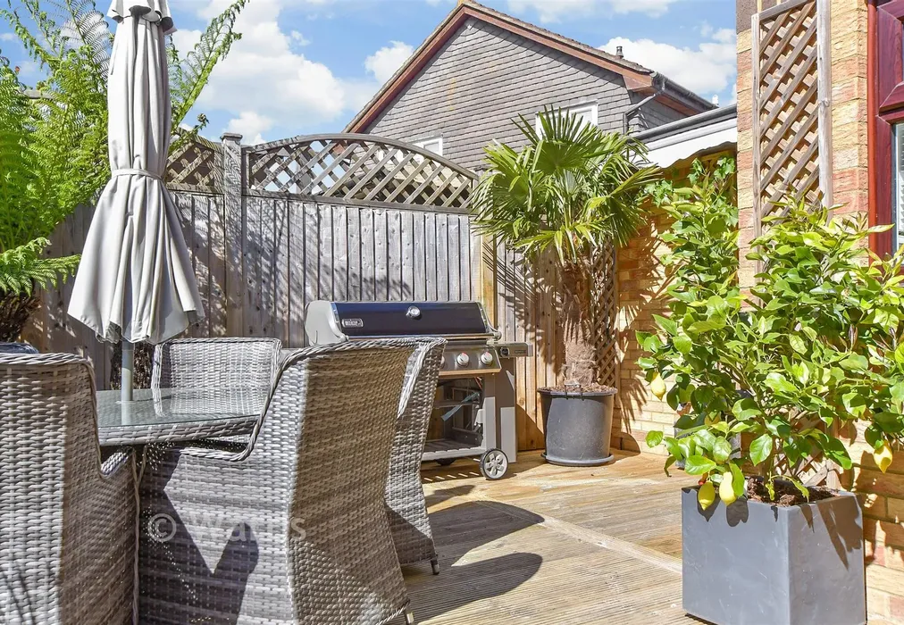External Lifestyle Photograph - Harvest Way, Singleton, Kent - Wards of Kent