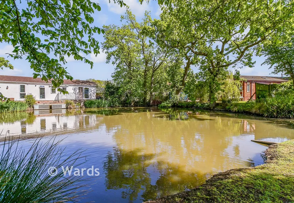 Bedroom 1 - Woodlands Park, Biddenden, Ashford, Kent - Wards of Kent