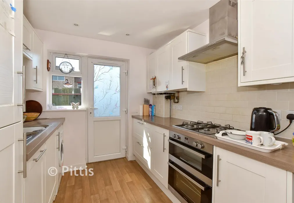 Kitchen - Avenue Road, Sandown, Isle of Wight - Wards of Kent