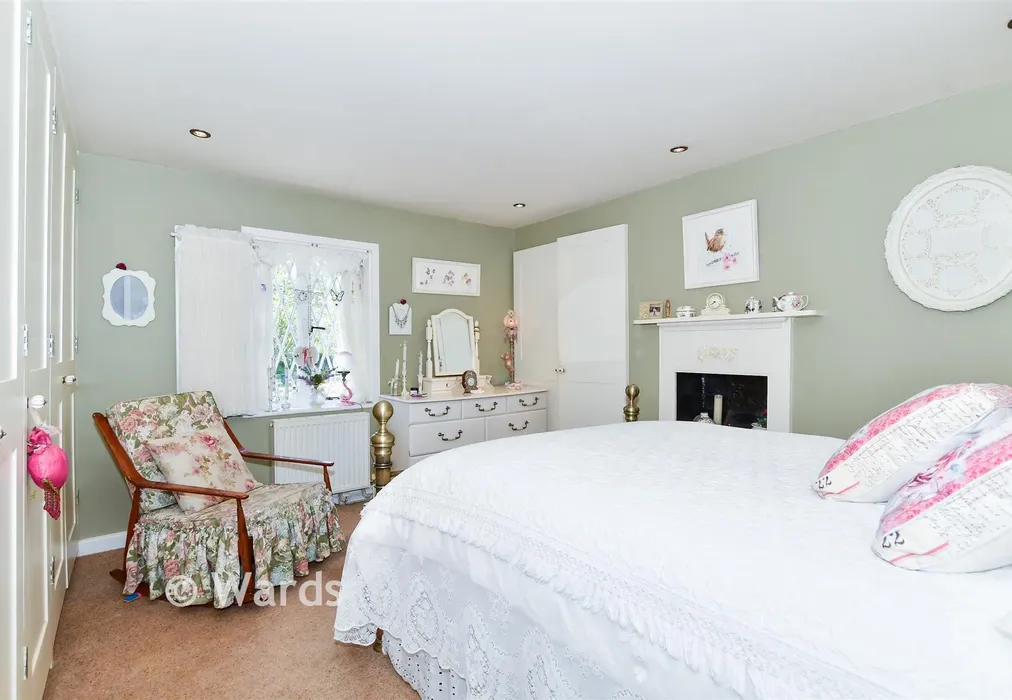 Bedroom 1 - Addington Green, Addington, West Malling, Kent - Wards of Kent