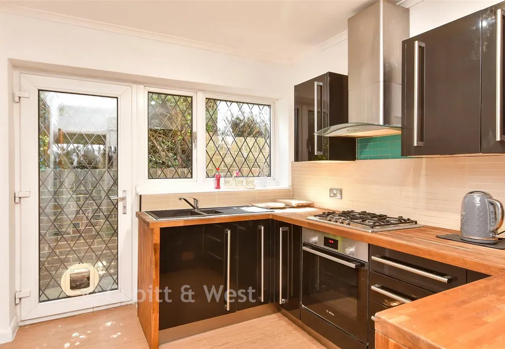 Kitchen - Eldred Avenue, Westdene, Brighton, East Sussex - Wards of Kent