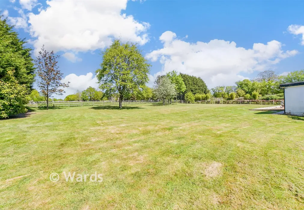 Rear Garden - Rocks Hill, Northiam, Rye, East Sussex - Wards of Kent