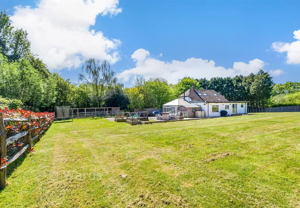 Rear Garden - Rocks Hill, Northiam, Rye, East Sussex - Wards of Kent