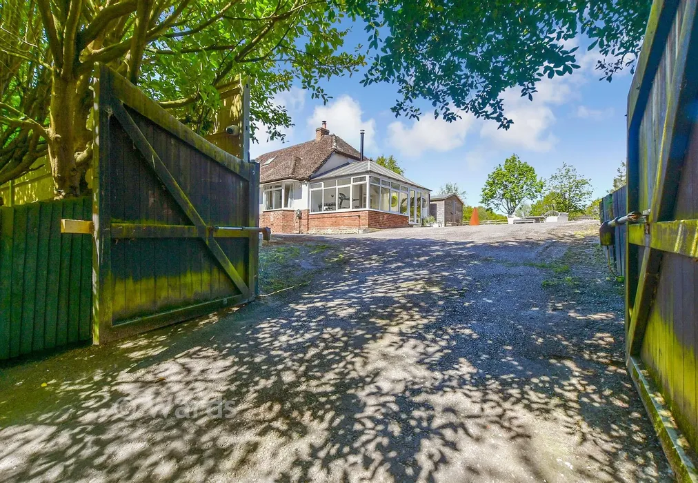Driveway/Parking - Rocks Hill, Northiam, Rye, East Sussex - Wards of Kent