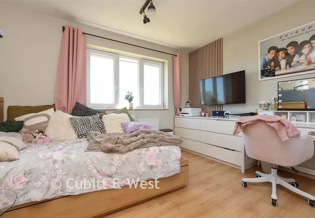 Bedroom 1 - Castle Drive, Reigate, Surrey - Wards of Kent