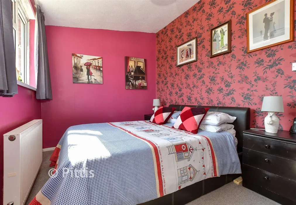 Bedroom 1 - Central Way, Sandown, Isle of Wight - Wards of Kent