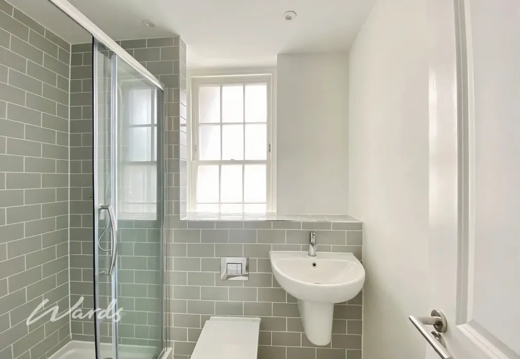 En Suite - Wrens Cross Upper Stone Street ME15 - Wards of Kent