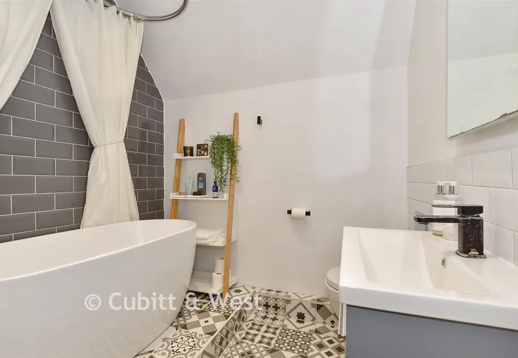 Bathroom - Ockley Road, Dorking, Surrey - Wards of Kent