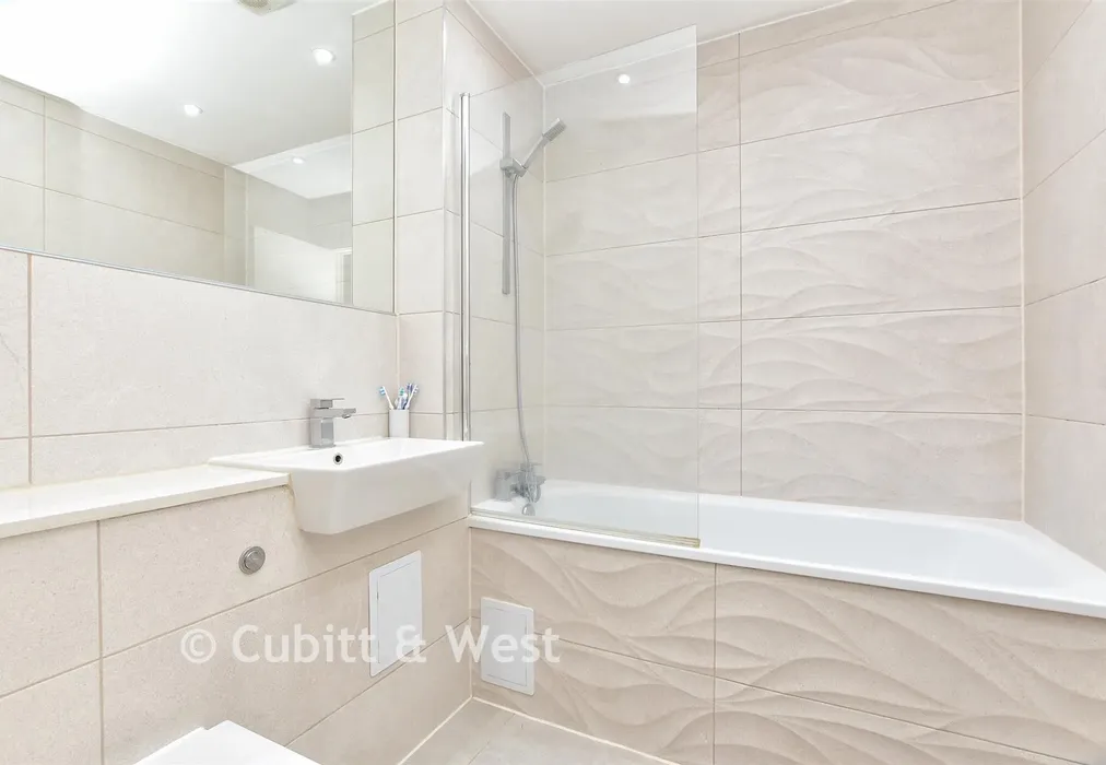 Bathroom - North Street, Leatherhead, Surrey - Wards of Kent