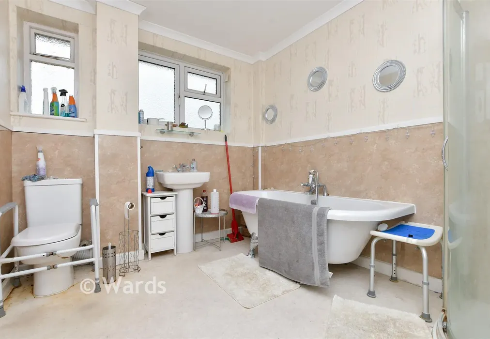 Bathroom - Thorn Gardens, Ramsgate, Kent - Wards of Kent