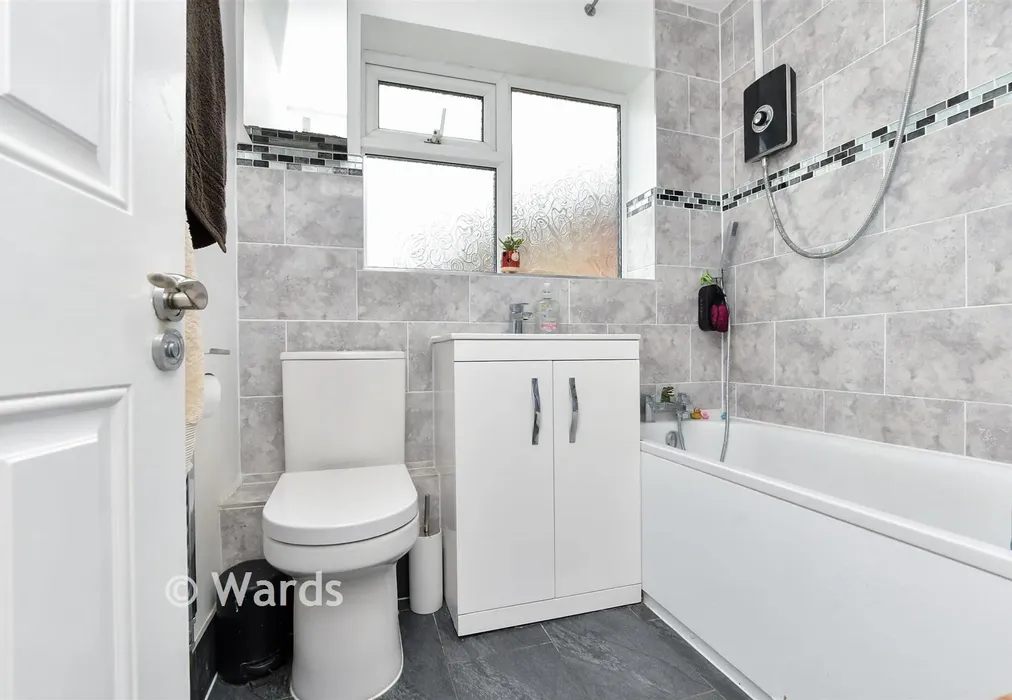 Bathroom - Glebe Way, Whitstable, Kent - Wards of Kent
