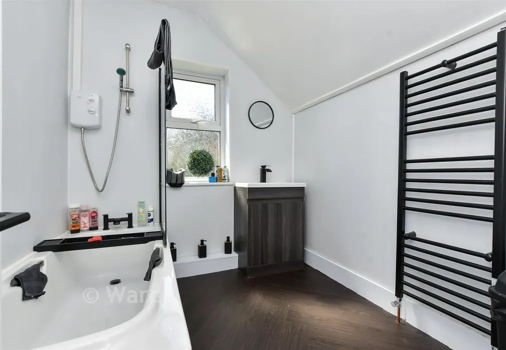 Bathroom - Cliftonville Avenue, Ramsgate, Kent - Wards of Kent