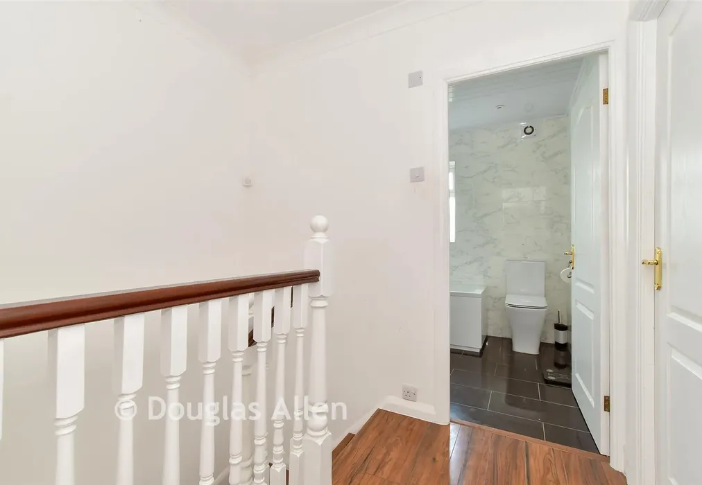 Landing - Denham Drive, Gants Hill, Ilford, Essex - Wards of Kent