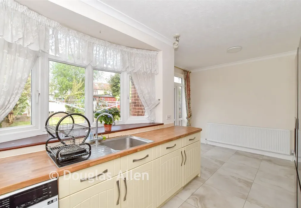 Kitchen/Breakfast Room - Denham Drive, Gants Hill, Ilford, Essex - Wards of Kent