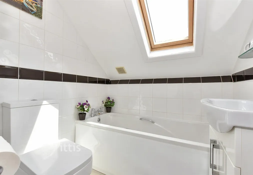 En-Suite Bathroom - Cliff Bridge, Shanklin, Isle of Wight - Wards of Kent