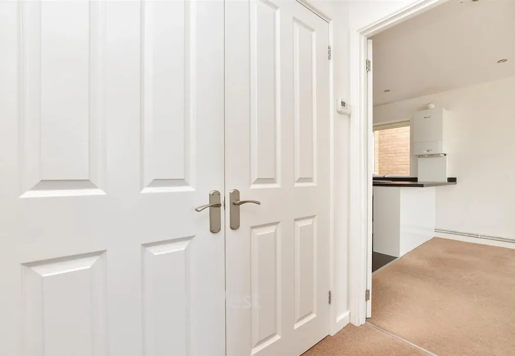 Entrance Hall - Station Approach, Belmont, Sutton, Surrey - Wards of Kent