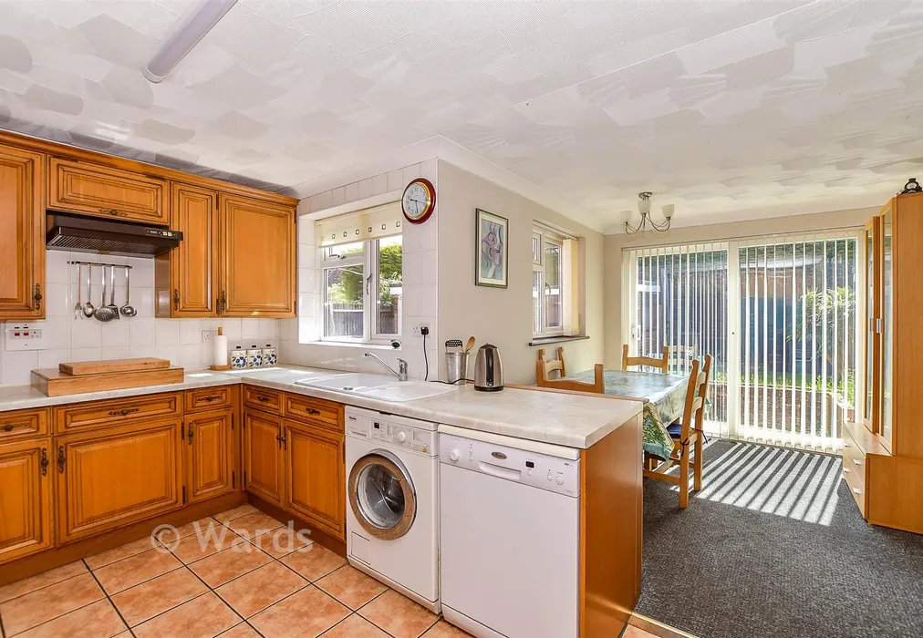 Kitchen - Eastwell Close, Paddock Wood, Tonbridge, Kent - Wards of Kent