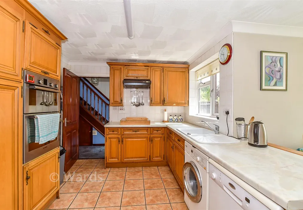 Kitchen - Eastwell Close, Paddock Wood, Tonbridge, Kent - Wards of Kent
