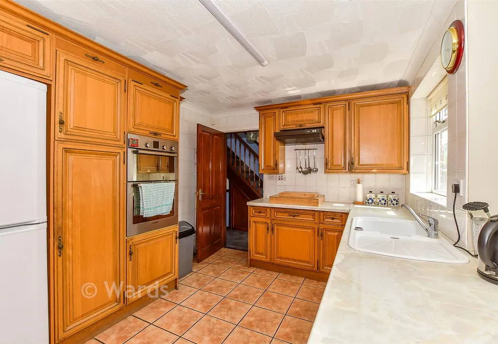 Kitchen - Eastwell Close, Paddock Wood, Tonbridge, Kent - Wards of Kent