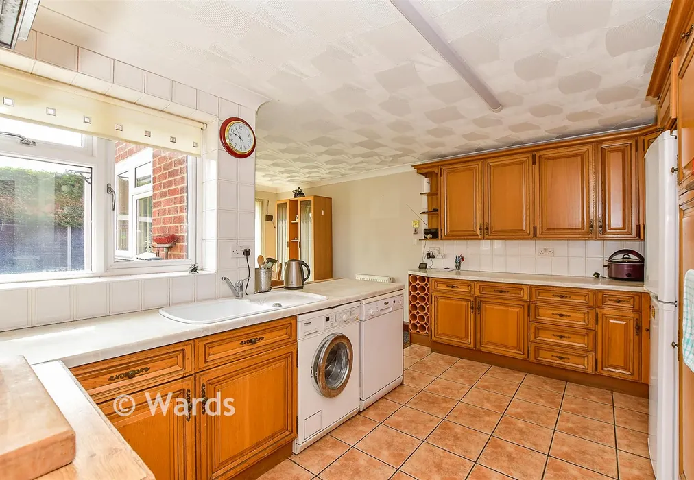 Kitchen - Eastwell Close, Paddock Wood, Tonbridge, Kent - Wards of Kent