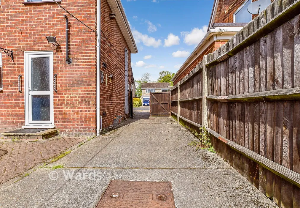 Driveway/Parking - Eastwell Close, Paddock Wood, Tonbridge, Kent - Wards of Kent