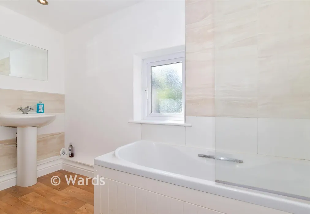 Bathroom - The Quarries, Boughton Monchelsea, Kent - Wards of Kent