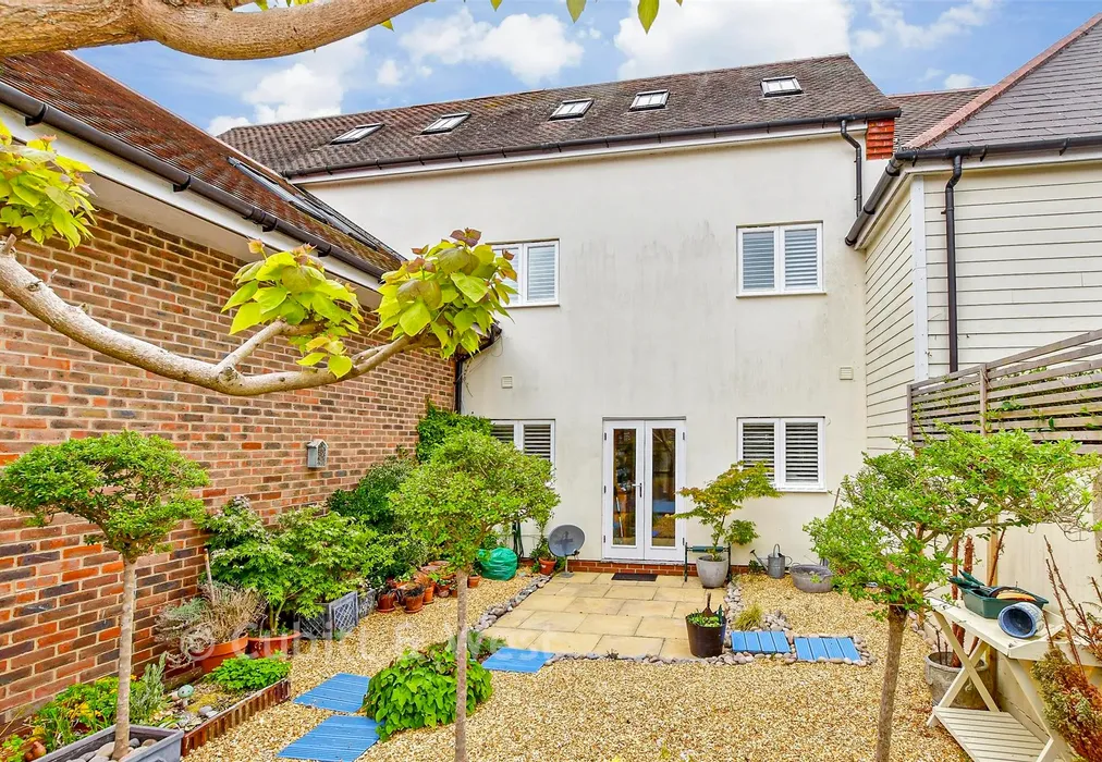 Rear Garden - Pears Grove, Southbourne, Emsworth, Hampshire - Wards of Kent
