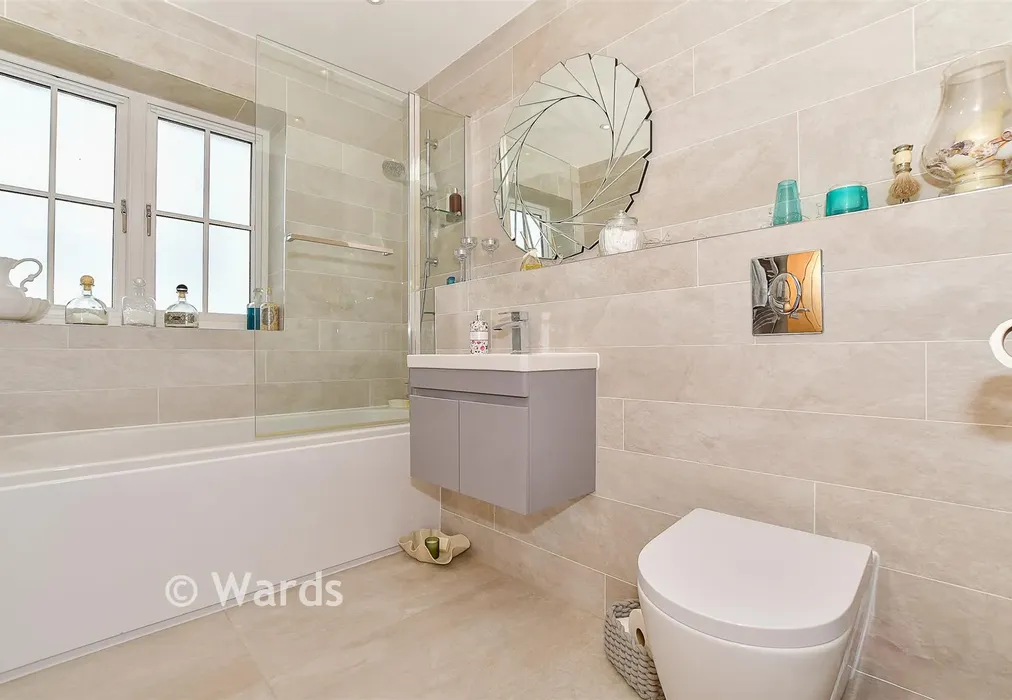 Bathroom - Bletchingley Farm Court, Staplehurst, Tonbridge, Kent - Wards of Kent