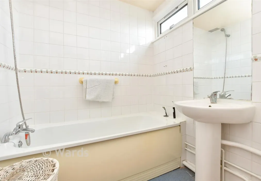 Bathroom - Britton Street, Gillingham, Kent - Wards of Kent