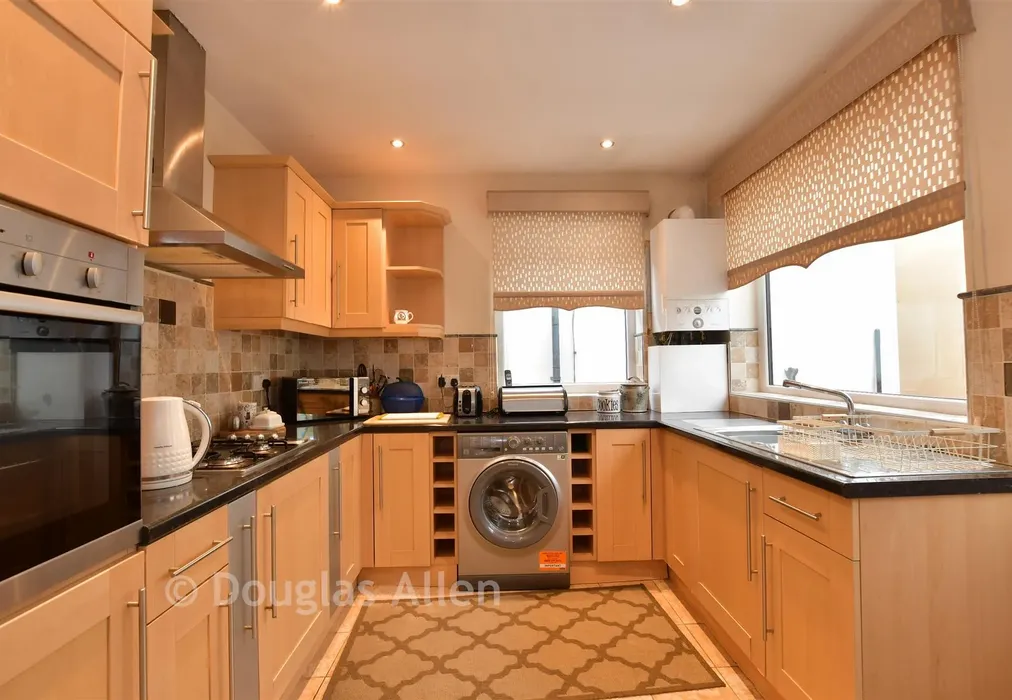 Kitchen - Dacre Gardens, Chigwell, Essex - Wards of Kent