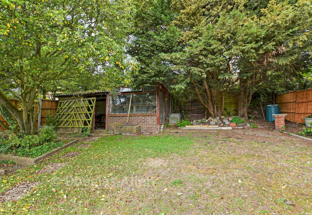 Rear Garden - Dacre Gardens, Chigwell, Essex - Wards of Kent