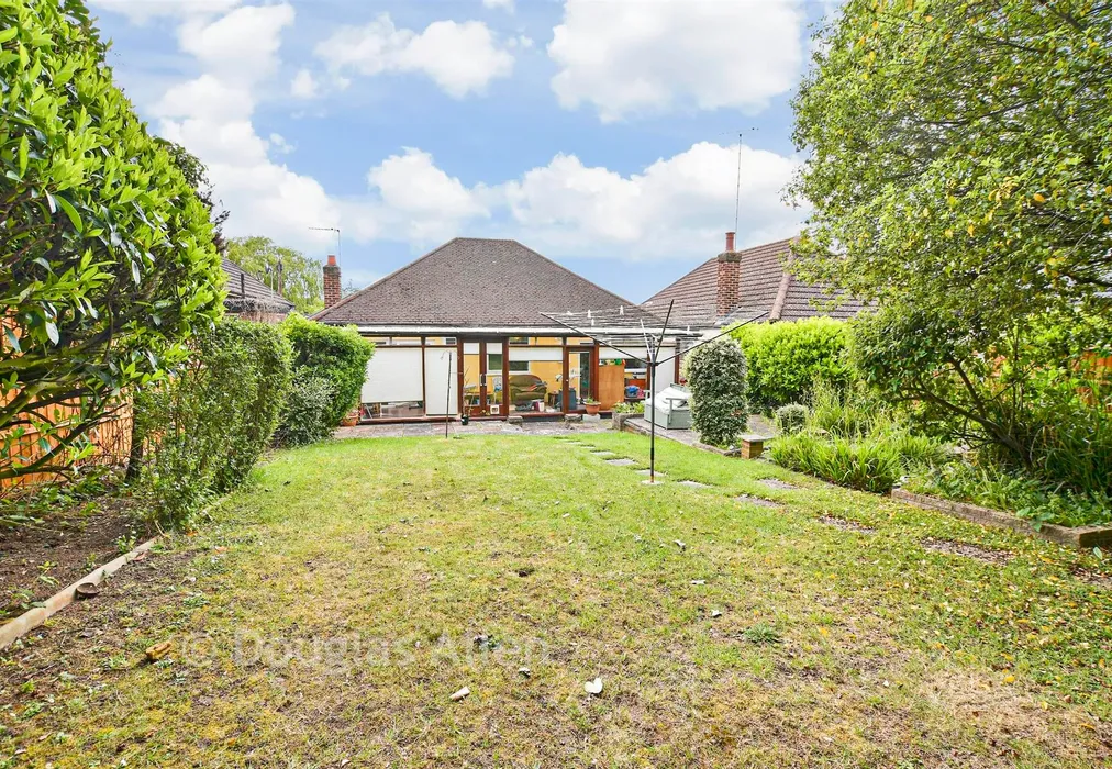 Rear Garden - Dacre Gardens, Chigwell, Essex - Wards of Kent