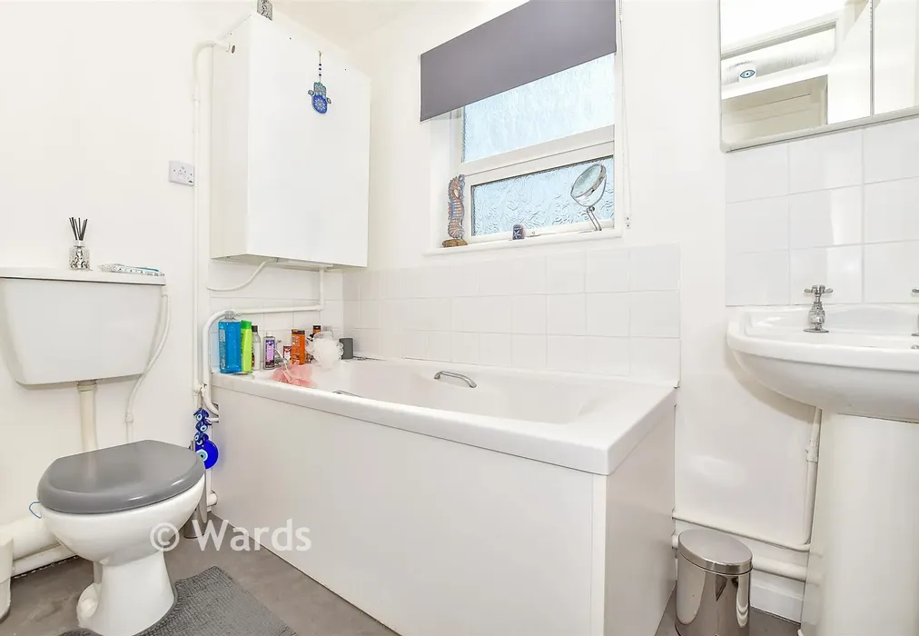 Bathroom - Poyntell Road, Staplehurst, Kent - Wards of Kent