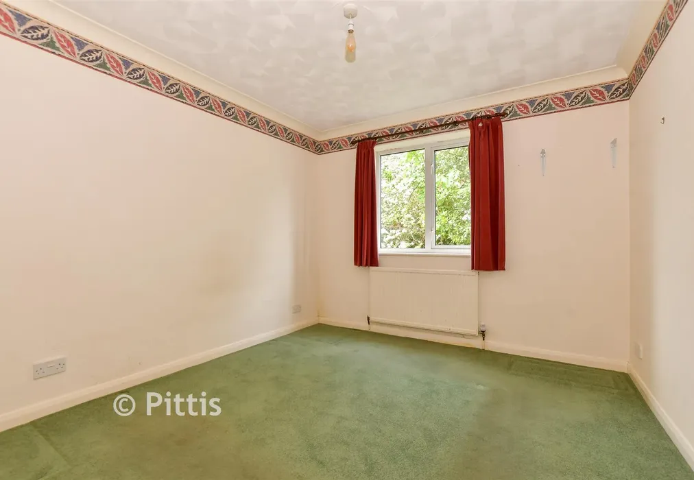 Bedroom 1 - Royal Crescent, Sandown, Isle of Wight - Wards of Kent