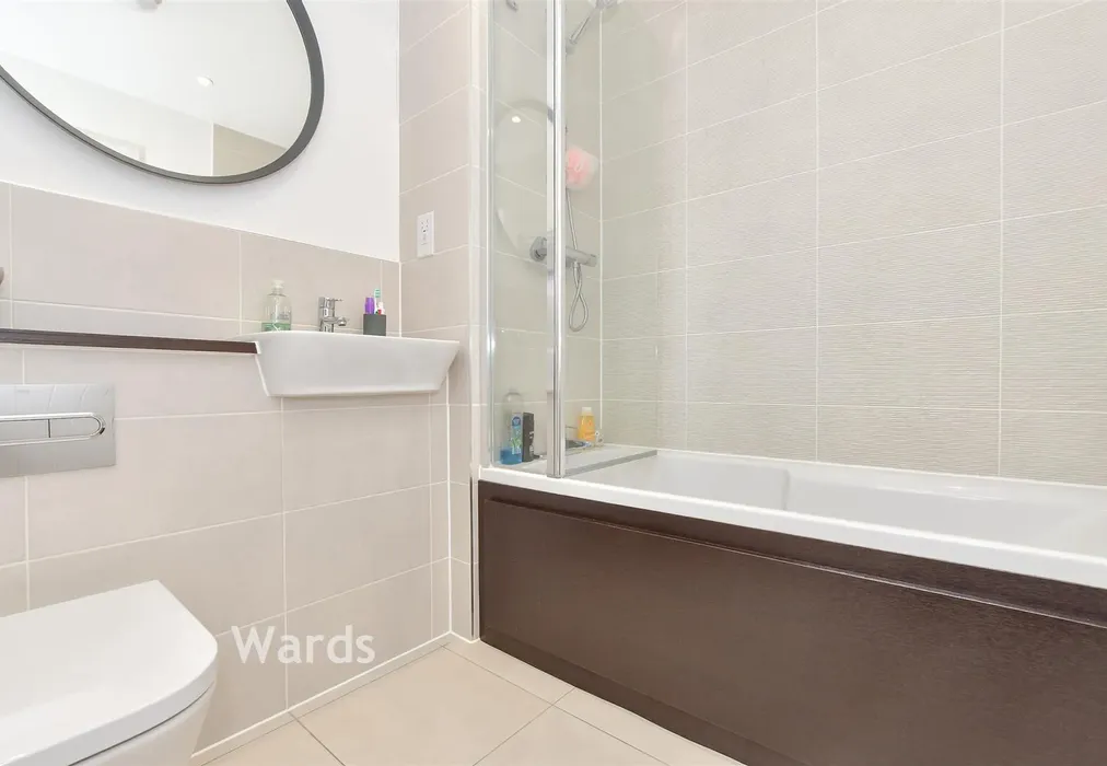 Bathroom - Conningbrook Avenue, Kennington, Ashford, Kent - Wards of Kent