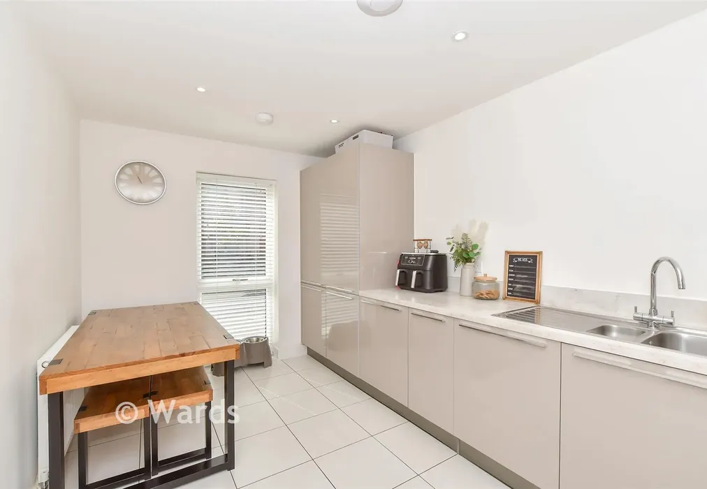Kitchen - Conningbrook Avenue, Kennington, Ashford, Kent - Wards of Kent